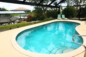 Lämmitetty uima-allas