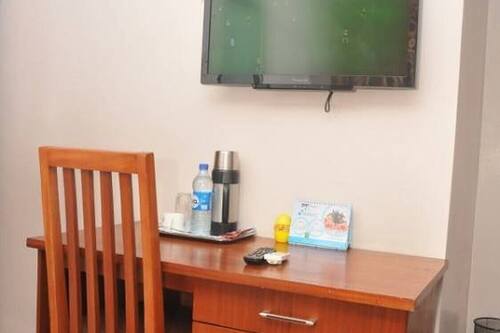 Desk, laptop workspace, free WiFi