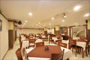 朝食 (ビュッフェ)、毎日提供 (無料)