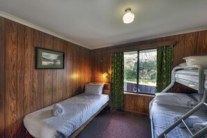 3 bedrooms, individually decorated, individually furnished - Stones Throw (Primrose Sands)