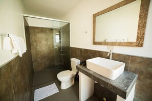 Villa, 2 habitaciones, piscina privada | Baño | Ducha y cabezal de ducha tipo lluvia