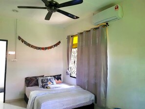 Blackout curtains, iron/ironing board, free WiFi, bed sheets - BObi's Cafe & Lodge Cenang Beach - Hostel (Langkawi)