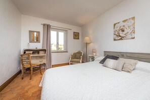 4 bedrooms, iron/ironing board, WiFi, bed sheets