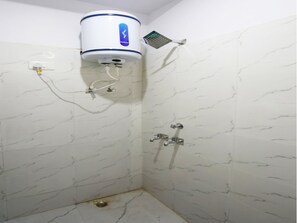Shower, towels - OYO 45658 Salt And Pepper Hotel And Resturant (Etmadpur)