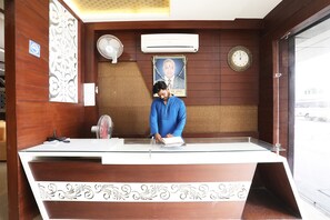 Reception - OYO 45658 Salt And Pepper Hotel And Resturant (Etmadpur)