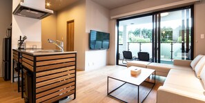 Habitación, para no fumadores, no se aceptan mascotas (Garage Concept) | Área de sala de estar | Televisión LCD de 49 pulgadas con canales digitales y televisión 