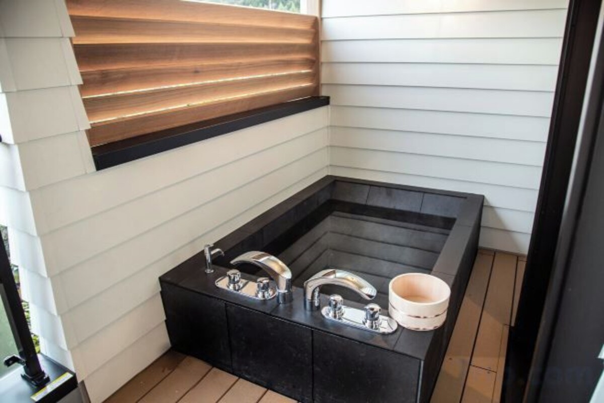 Separate tub and shower, spring water tub, free toiletries, hair dryer