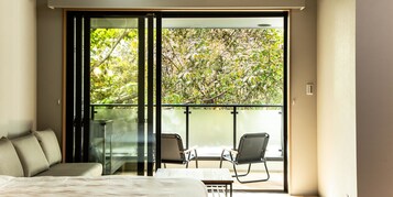 Cubrecamas, escritorio y espacio para trabajar con laptop 