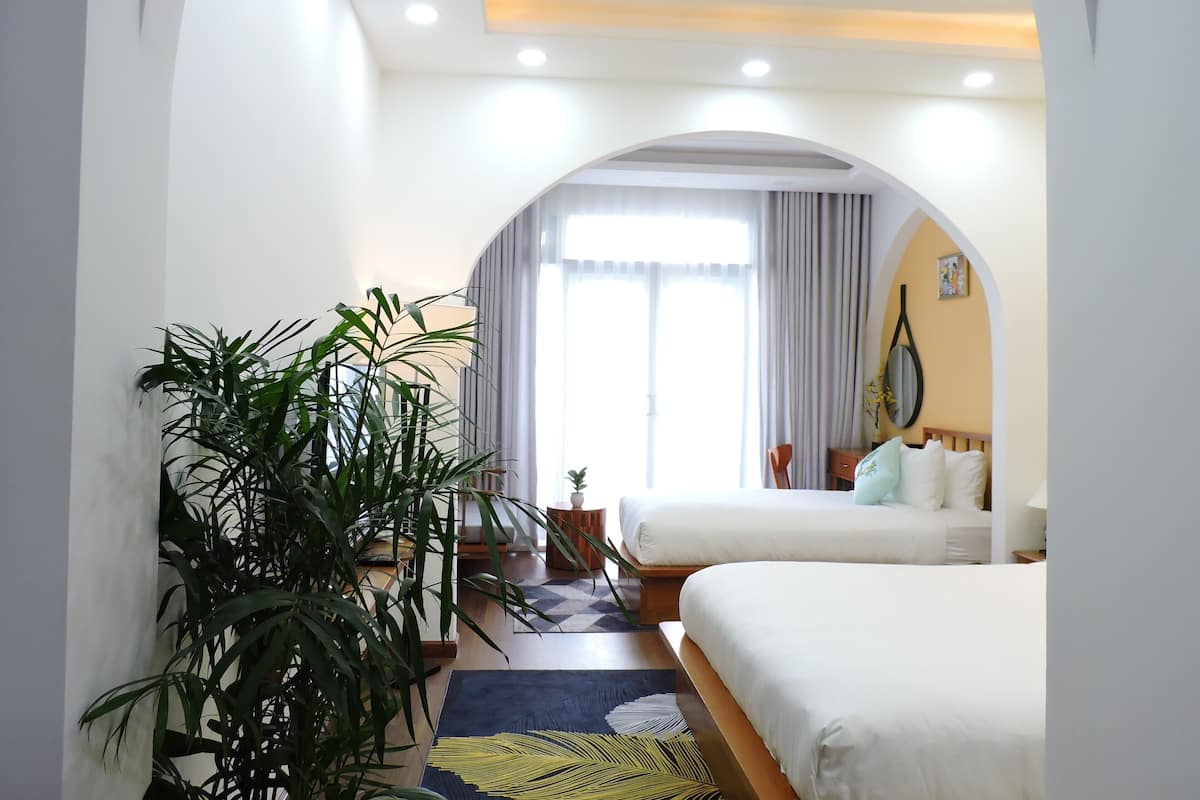 Triple Indochine Balcony | Minibar, két bảo mật tại phòng, bàn, màn/rèm cản sáng