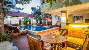 Kolam renang outdoor, dengan payung kolam renang dan kursi berjemur