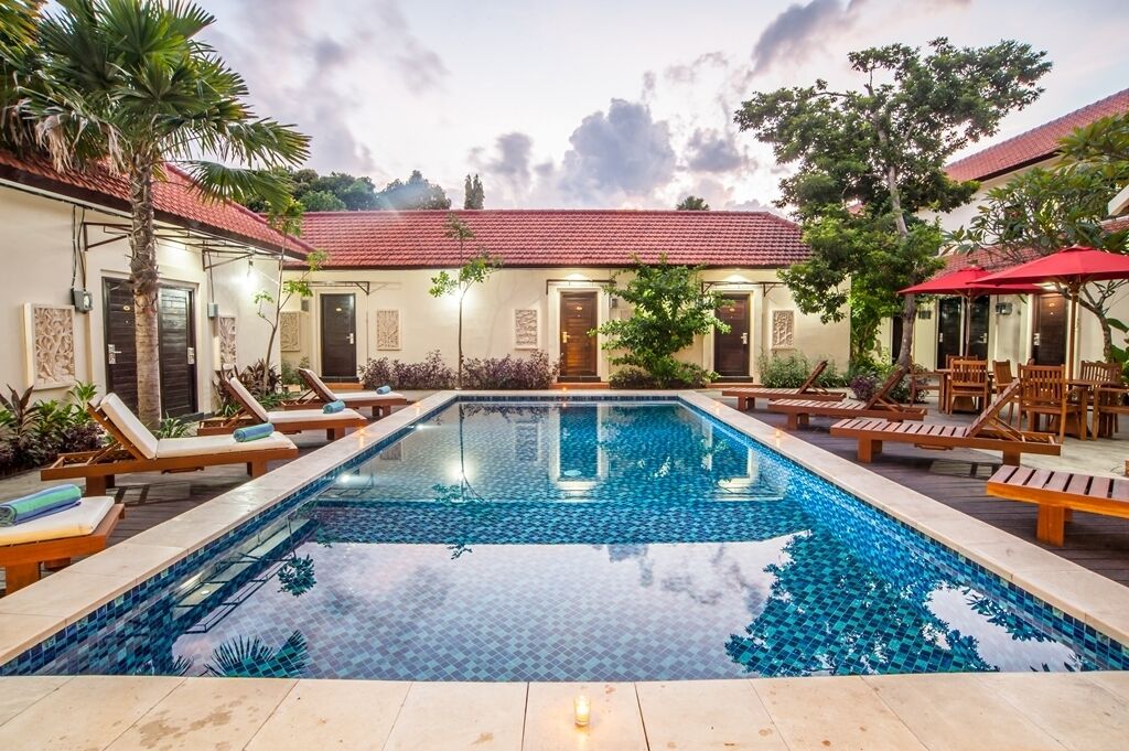 Kolam renang outdoor, dengan payung kolam renang dan kursi berjemur