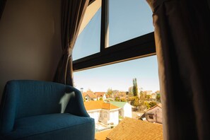 ミニバー、デスク、遮光カーテン、防音設備