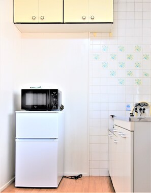 Apartment | Private kitchenette | Fridge, microwave, stovetop, cookware/dishes/utensils - U-shuku AR3 (Osaka)