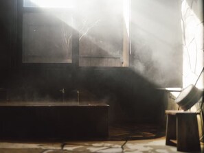 Una habitación con bañera, ventana y una silla.