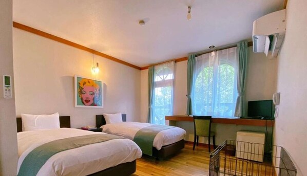 Twin Room, Non Smoking (Dog friendly) | Individually decorated, individually furnished, iron/ironing board
