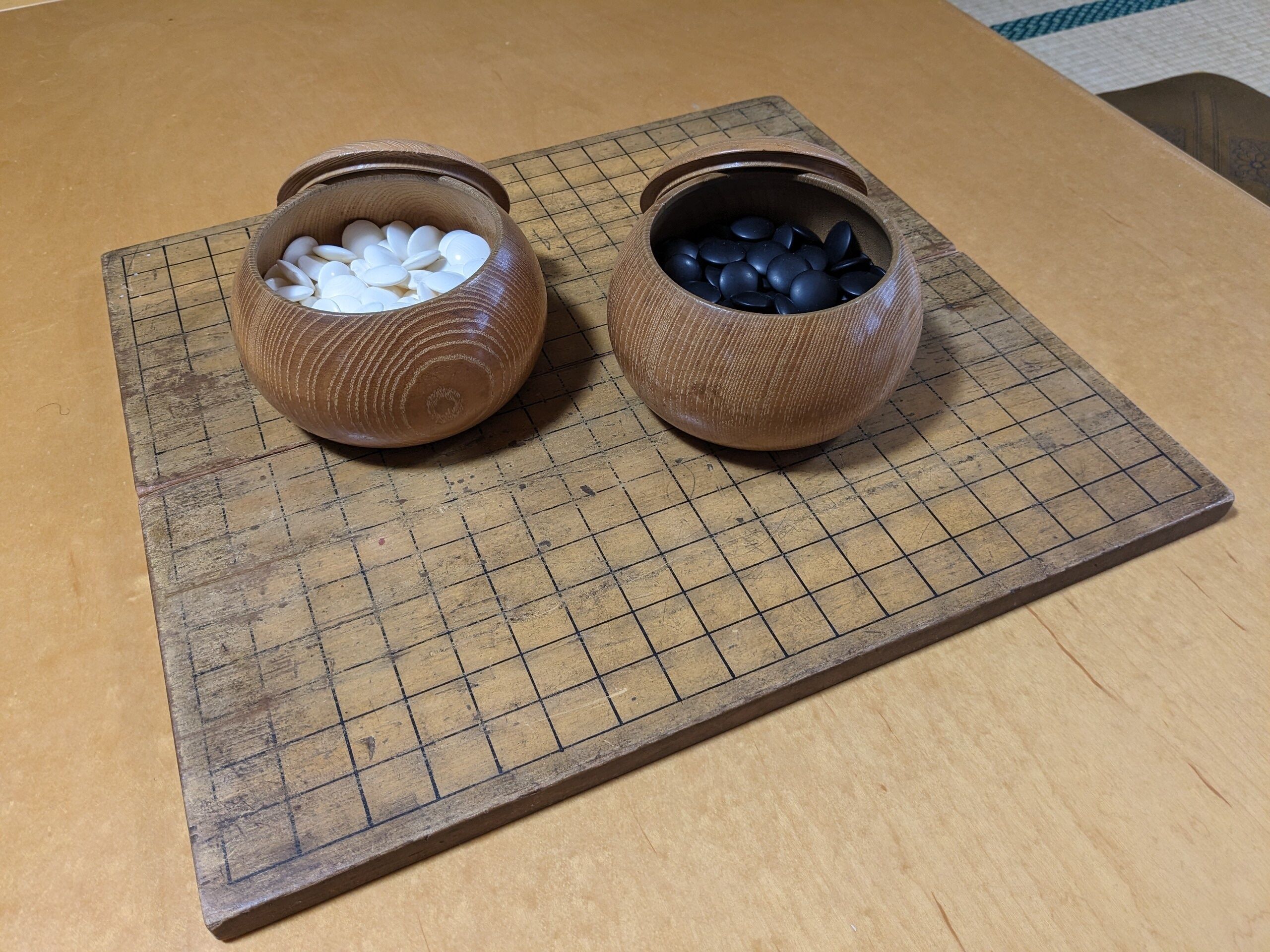 Dos cuencos de cerámica sobre una tabla de madera con diseño de cuadrícula.