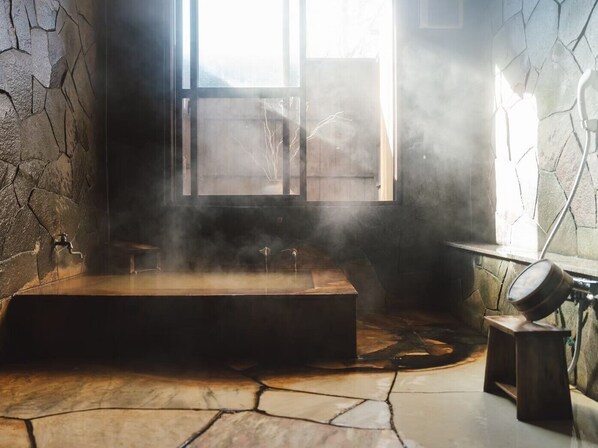 吹风机、拖鞋、电子马桶、毛巾