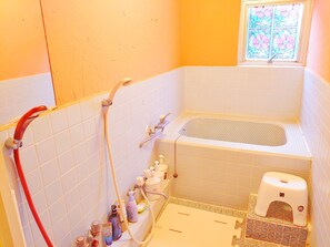 Tina y regadera independientes y amenidades de baño gratuitas 