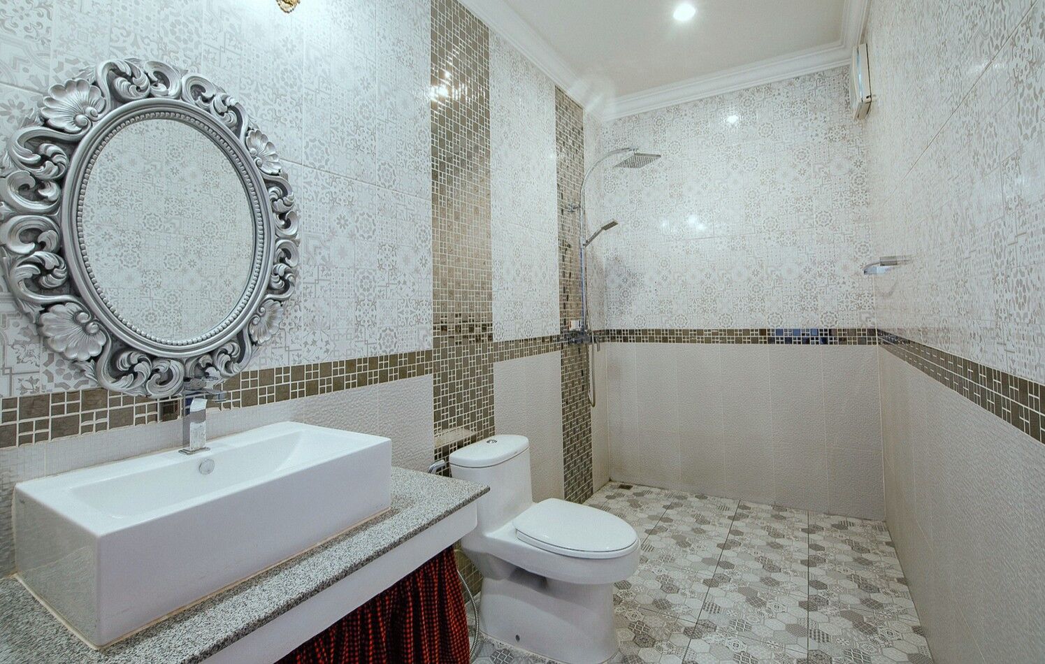 Deluxe Room | Bathroom | Towels, soap, toilet paper