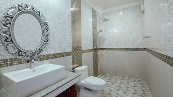 Deluxe Room | Bathroom | Towels, soap, toilet paper