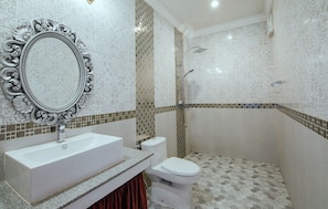 Chambre Deluxe | Salle de bain | Serviettes fournies, savon, papier toilette
