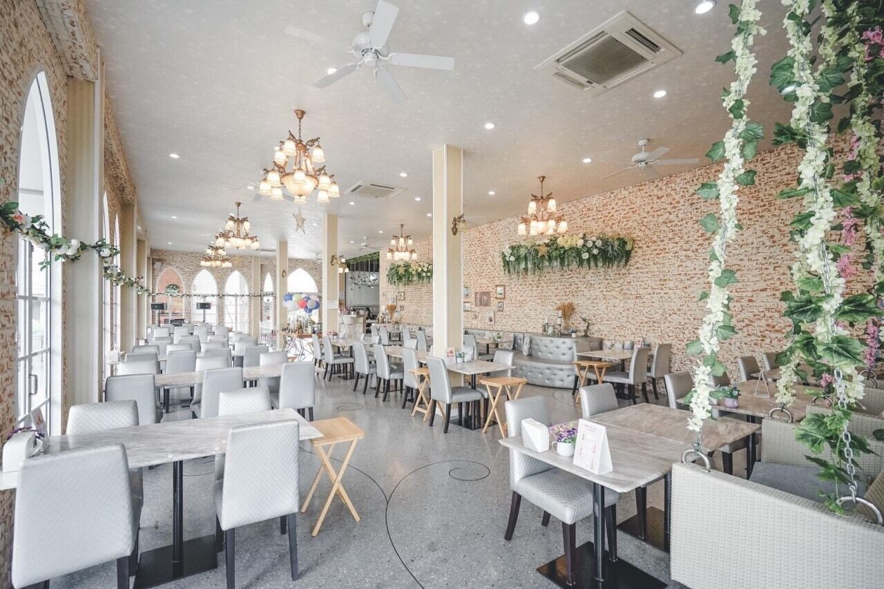 Lunch and dinner served, local and international cuisine