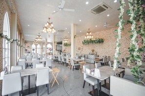 Lunch and dinner served, local and international cuisine - Finland Resort Inn (Samut Sakhon)