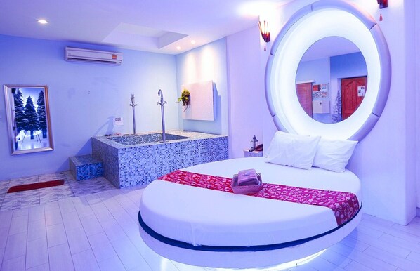 Deluxe Room | Free WiFi, bed sheets - Finland Resort Inn (Samut Sakhon)