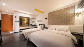 Deluxe Twin Room | Individually decorated, individually furnished, blackout drapes