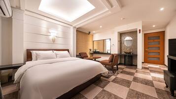 Deluxe Double Room | Individually decorated, individually furnished, blackout drapes