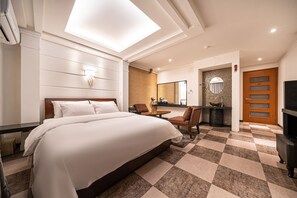 Decoración personalizada, muebles diferentes y cortinas blackout