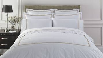 Rom – deluxe | Safe på rommet, skrivebord, wi-fi (inkludert) og sengetøy