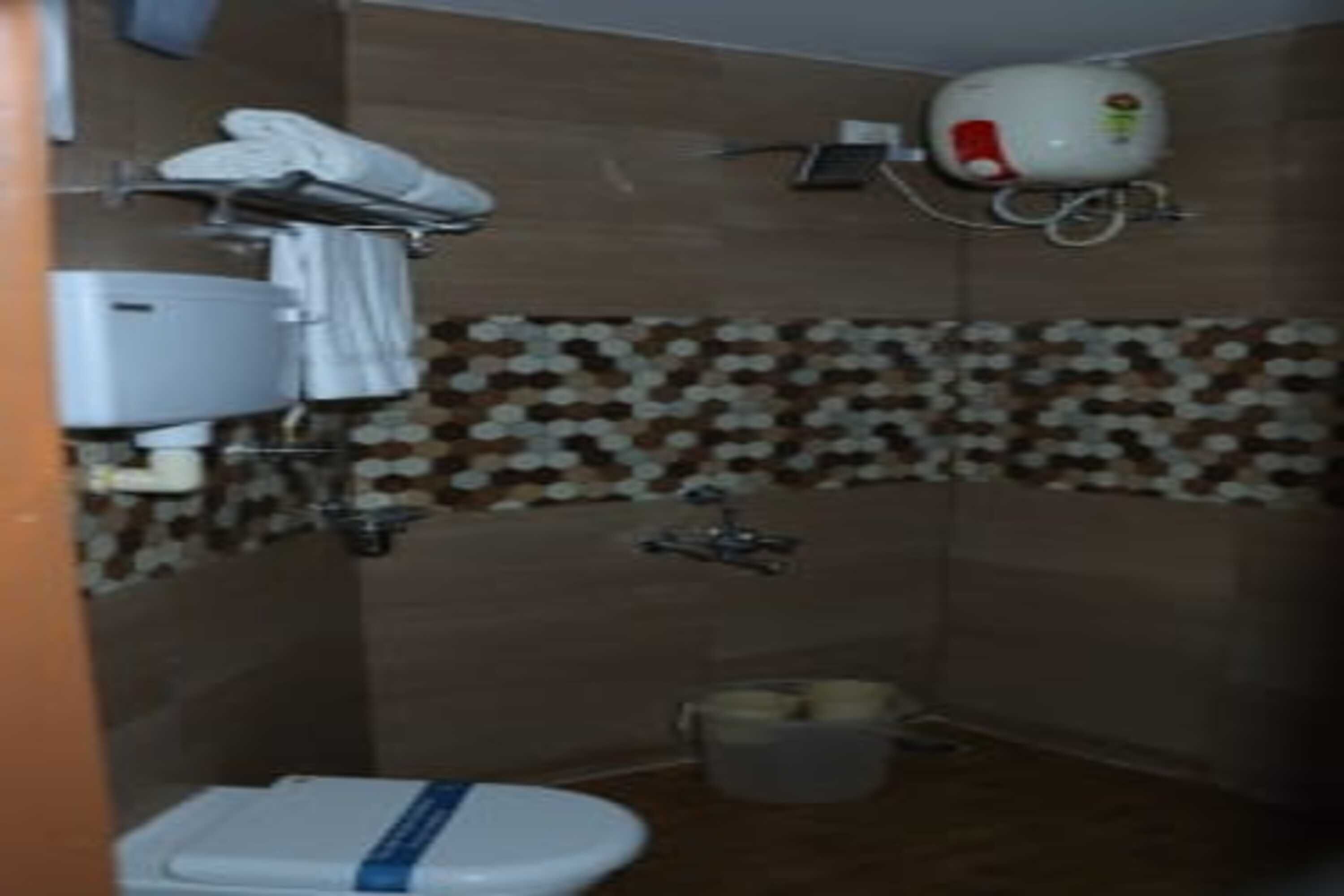 Un baño pequeño con inodoro, lavabo y zona de ducha.