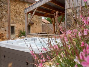 Outdoor spa tub - Dreamy Retreat in Loubejac (Loubejac)