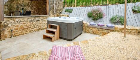 Outdoor spa tub