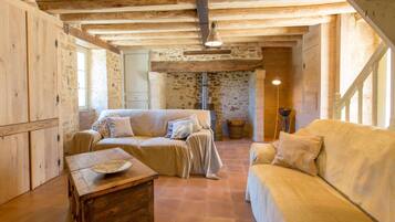 Télévision, lecteur de DVD, table de tennis de table