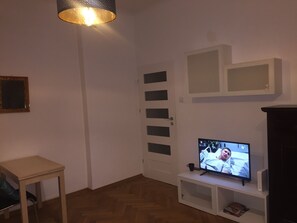 Comfort-Zimmer | Wohnbereich | Fernseher
