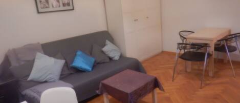 Comfort Room | Iron/ironing board, free WiFi, bed sheets