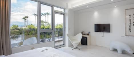 Habitación doble Deluxe, balcón | Escritorio, insonorización, tabla de planchar con plancha y wifi gratis