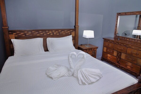 Honeymoon-Doppelzimmer, 1 King-Bett, eigenes Bad | Hochwertige Bettwaren, Betten mit Memory-Foam-Matratzen, Schreibtisch