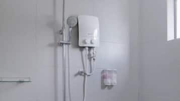 Shower, shower pijat air, handuk, dan sabun