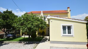 Front of property - Apartment Nikolic (Omisalj)