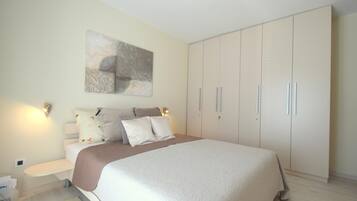 Leilighet, 1 soverom, balkong | Lydisolert, barnesenger (inkludert), wi-fi (inkludert) og sengetøy