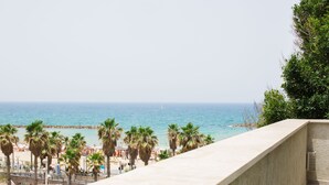 Vista de la playa con palmeras y cielo despejado.
