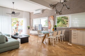 Appartement Deluxe | Salle de séjour | Téléviseur, Netflix, services de diffusion en continu