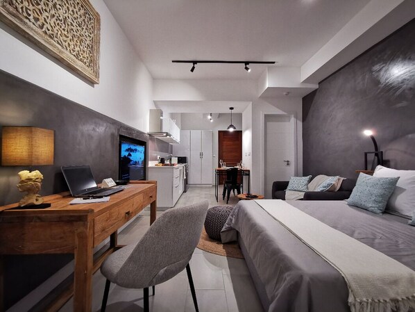 1 habitación, caja de seguridad en la habitación y escritorio 