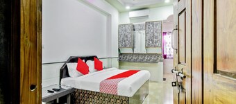 OYO 49230 Hotel Radha Lodging