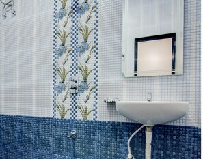 Standard Double Room | Bathroom | Shower, towels - OYO 36224 Aloha Inn Alibag Resort (Alibag)