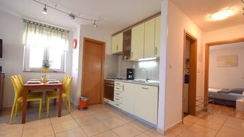 Apartment, 2 Schlafzimmer | Wohnbereich | Flachbildfernseher