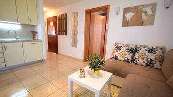 Apartment, 2 Schlafzimmer | Wohnbereich | Flachbildfernseher